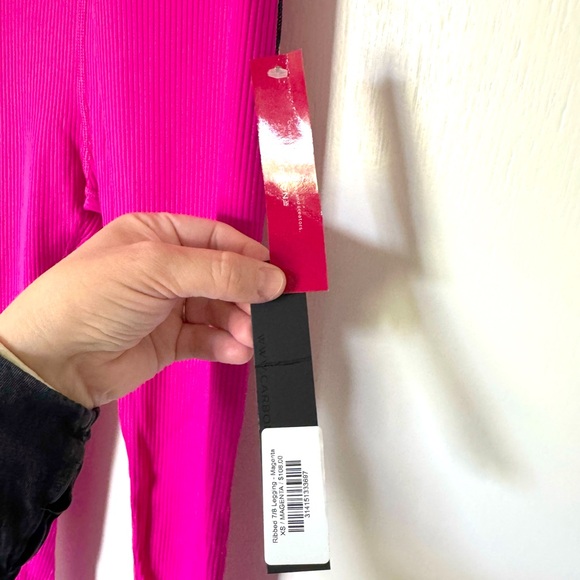 NWT Carbon38 7/8 Length Neon Pink Ribbed Leggings - Picture 6 of 8